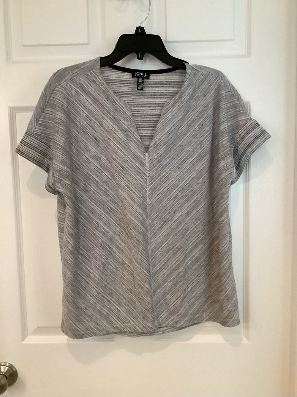 Jones New York Light Gray Striped V-Neck Short Sleeve Top